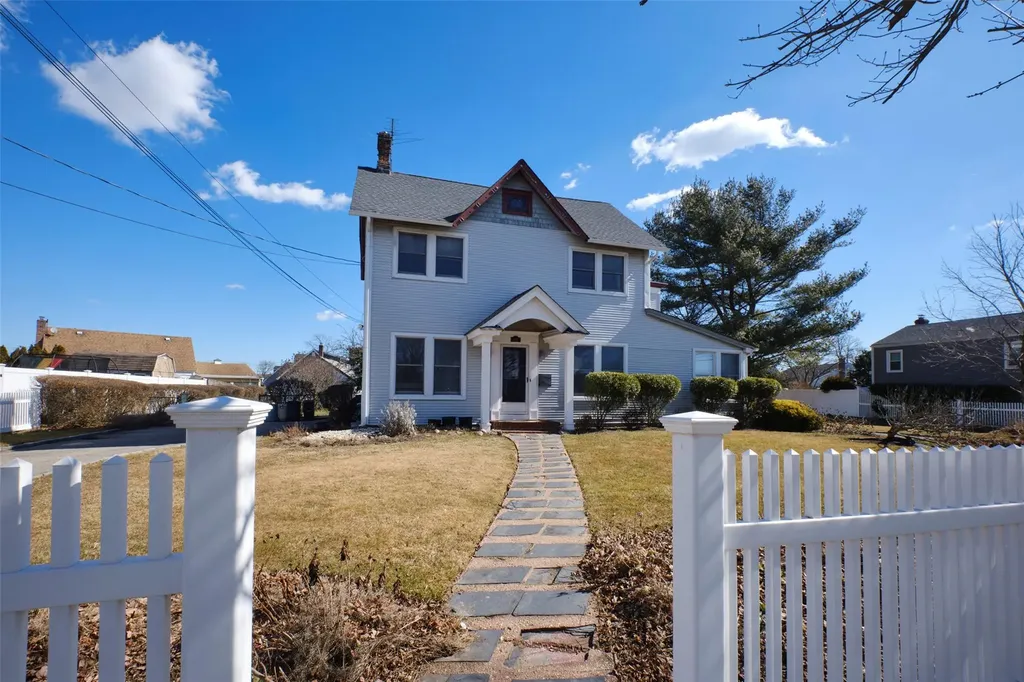 487 S Bayview Avenue Freeport NY 11520