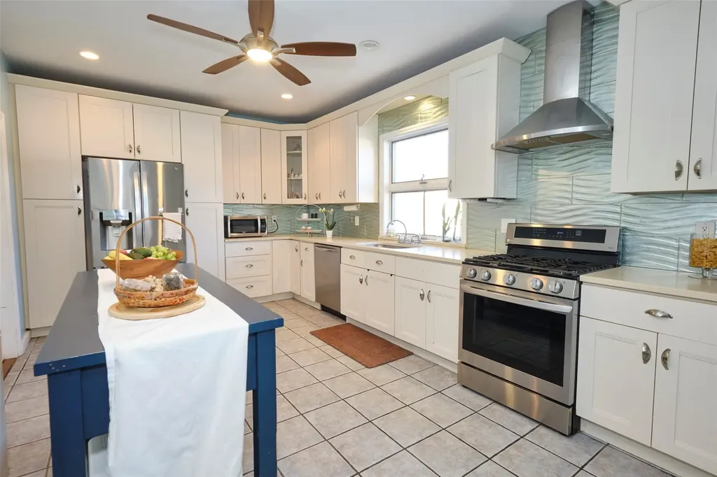 487 S Bayview Avenue Freeport NY 11520