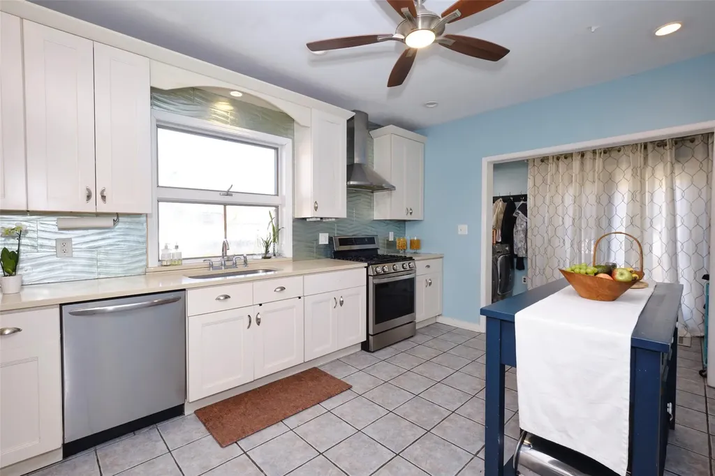 487 S Bayview Avenue Freeport NY 11520