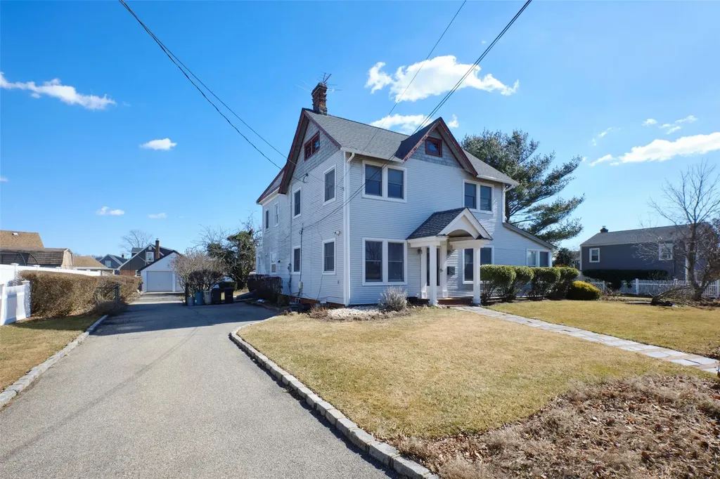 487 S Bayview Avenue Freeport NY 11520
