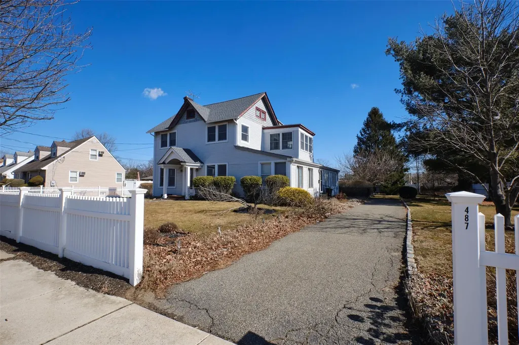 487 S Bayview Avenue Freeport NY 11520