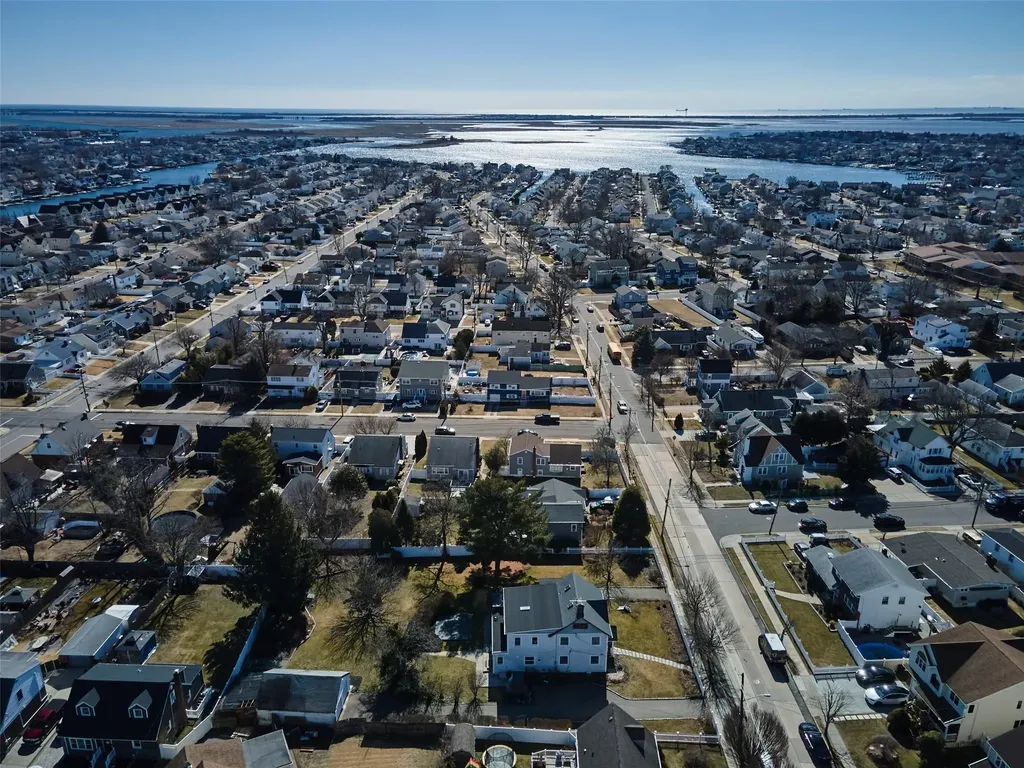 487 S Bayview Avenue Freeport NY 11520