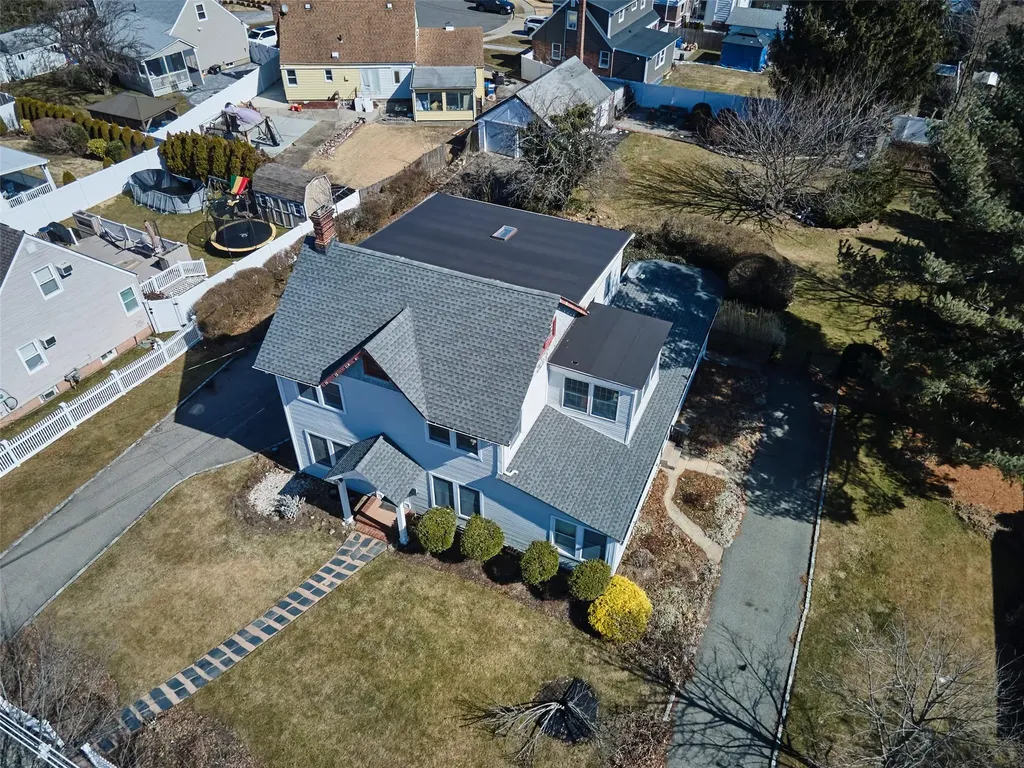 487 S Bayview Avenue Freeport NY 11520