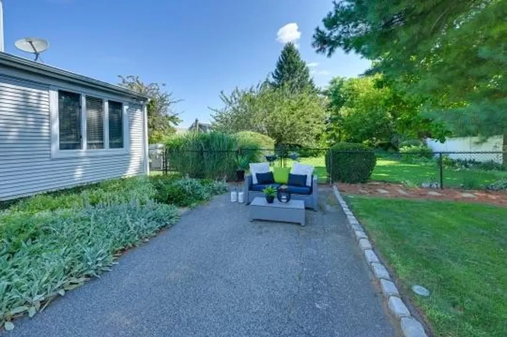 487 S Bayview Avenue Freeport NY 11520