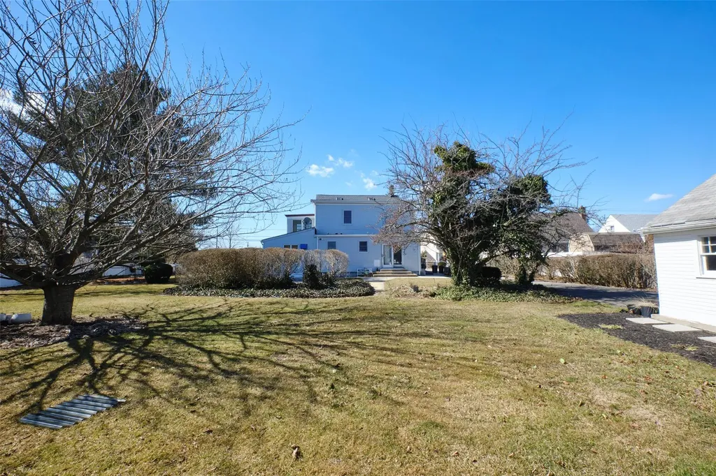 487 S Bayview Avenue Freeport NY 11520