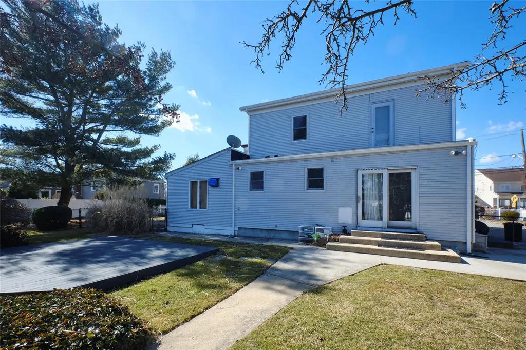487 S Bayview Avenue Freeport NY 11520