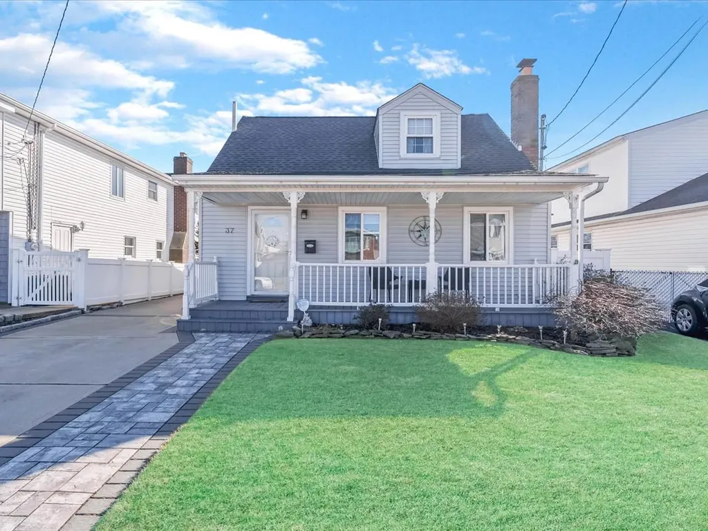 37 W Granada Avenue Babylon NY 11757