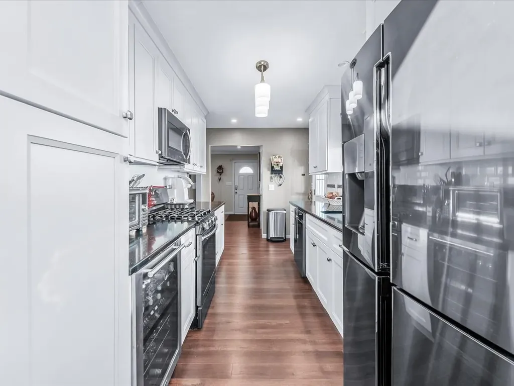 37 W Granada Avenue Lindenhurst NY 11757