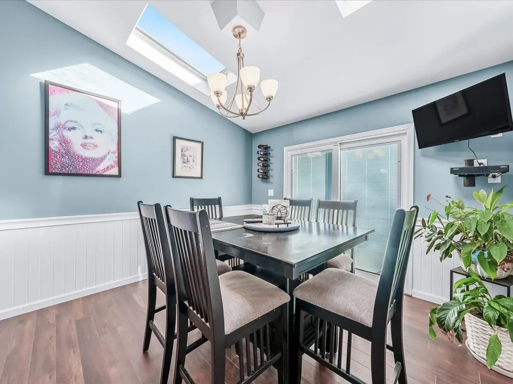37 W Granada Avenue Lindenhurst NY 11757