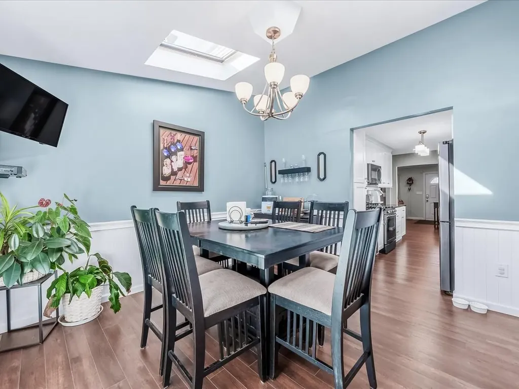 37 W Granada Avenue Lindenhurst NY 11757