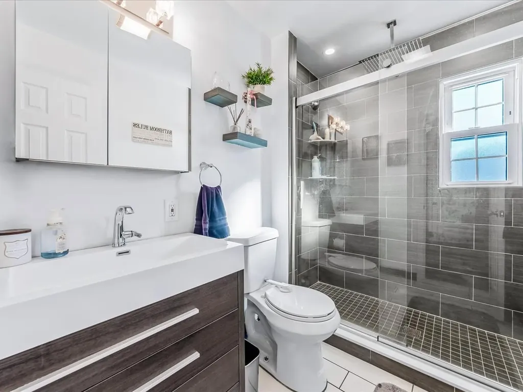 37 W Granada Avenue Lindenhurst NY 11757