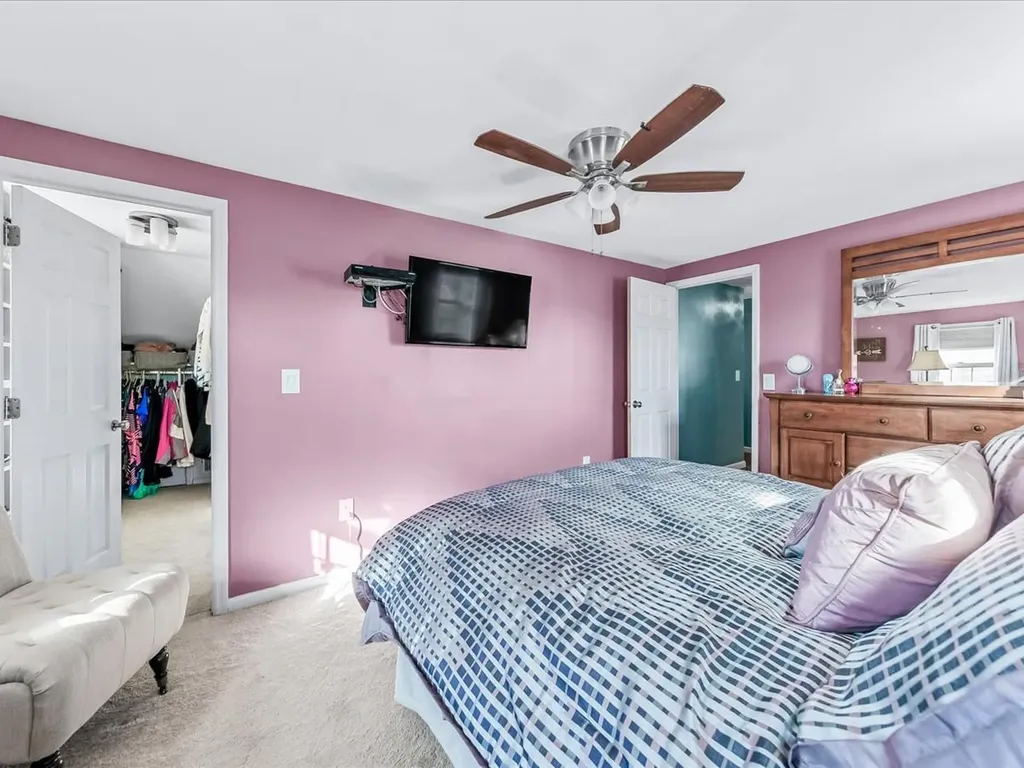 37 W Granada Avenue Lindenhurst NY 11757