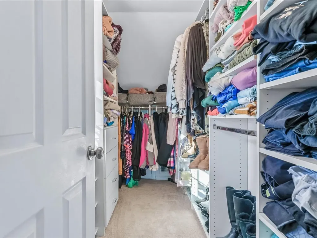 37 W Granada Avenue Lindenhurst NY 11757