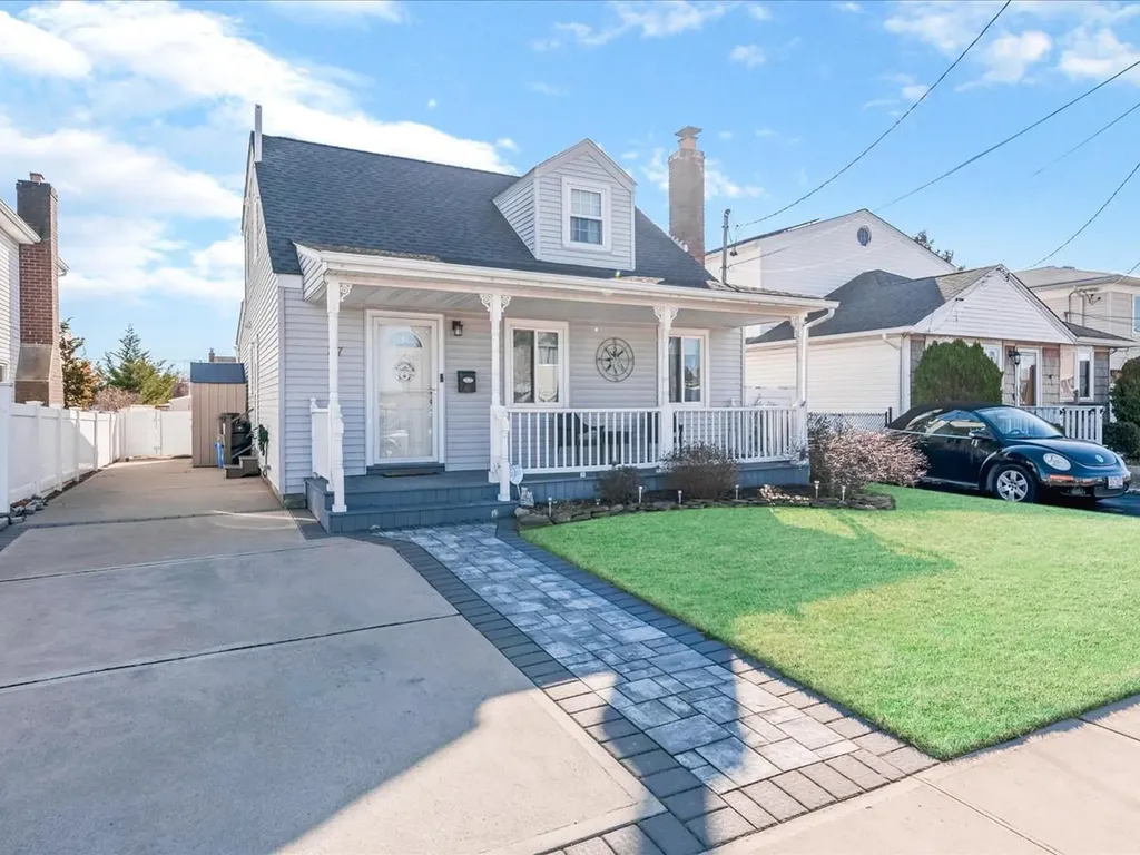37 W Granada Avenue Lindenhurst NY 11757