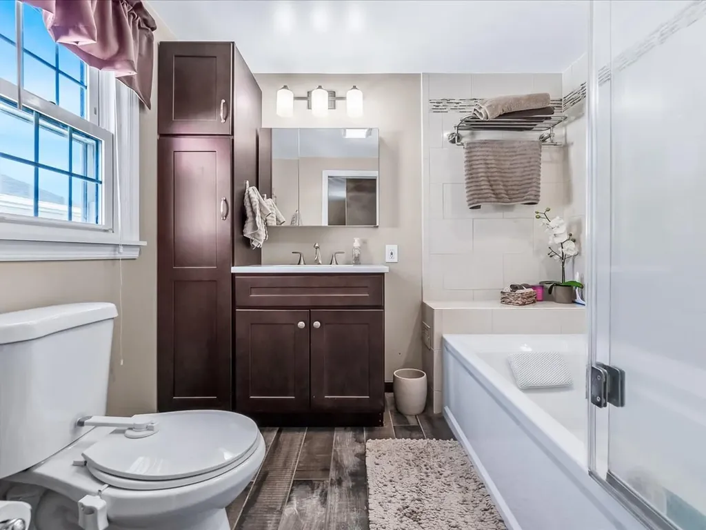 37 W Granada Avenue Lindenhurst NY 11757