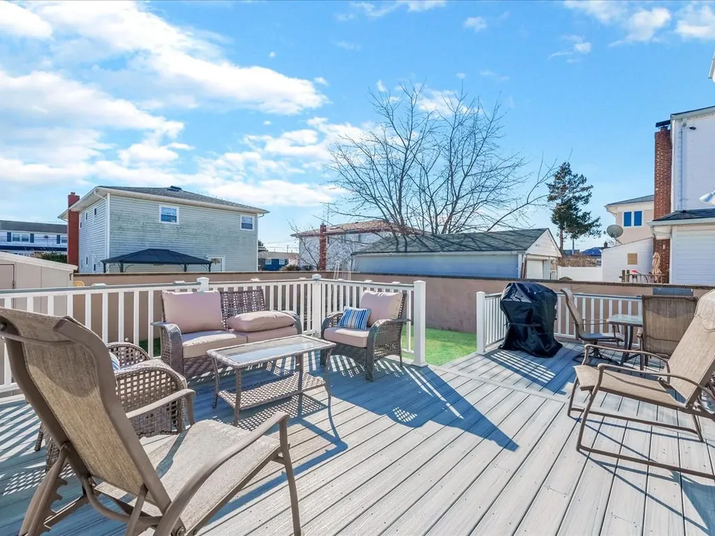 37 W Granada Avenue Lindenhurst NY 11757