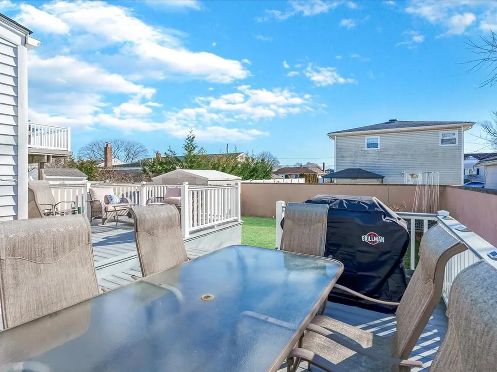 37 W Granada Avenue Lindenhurst NY 11757