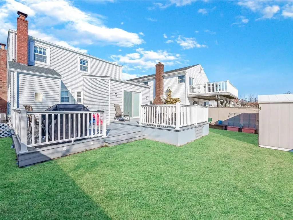 37 W Granada Avenue Lindenhurst NY 11757