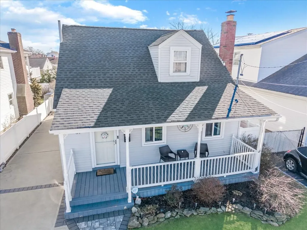 37 W Granada Avenue Lindenhurst NY 11757