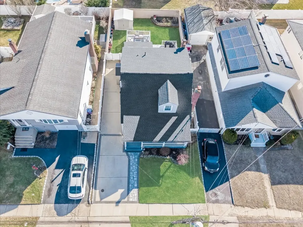 37 W Granada Avenue Lindenhurst NY 11757