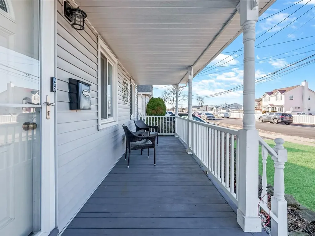 37 W Granada Avenue Lindenhurst NY 11757