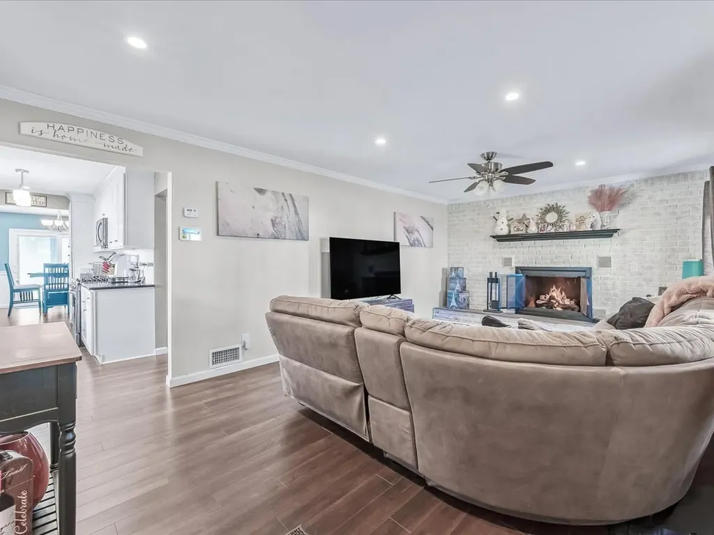 37 W Granada Avenue Lindenhurst NY 11757