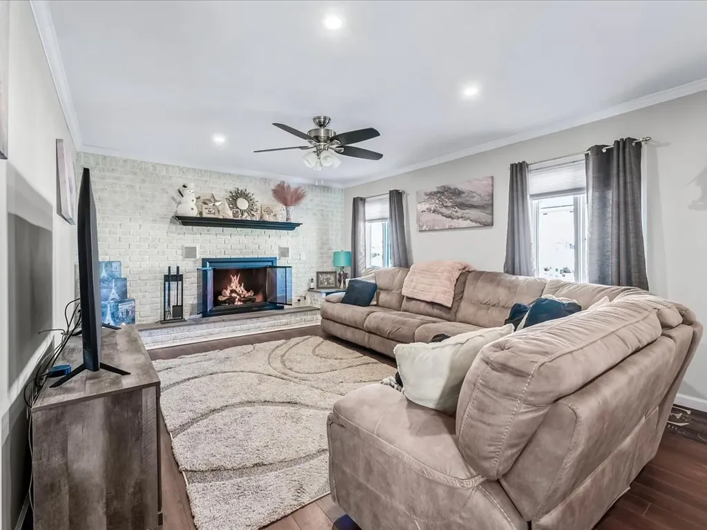37 W Granada Avenue Lindenhurst NY 11757