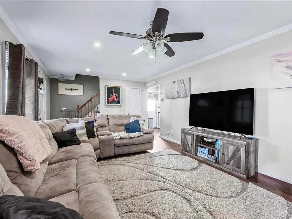 37 W Granada Avenue Lindenhurst NY 11757