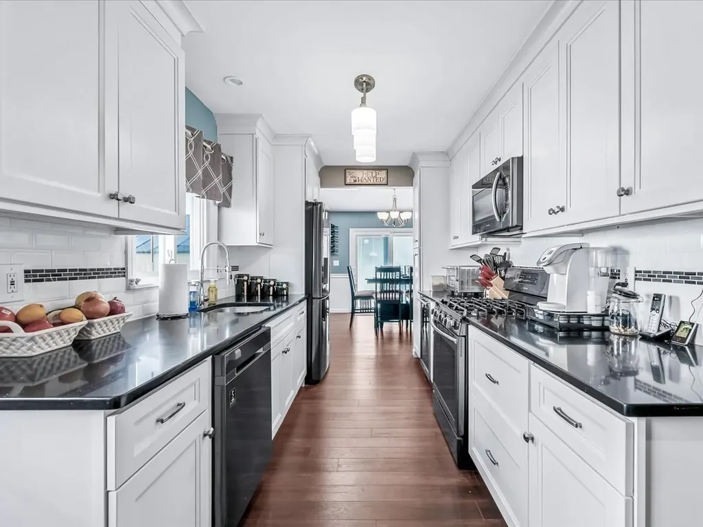 37 W Granada Avenue Lindenhurst NY 11757
