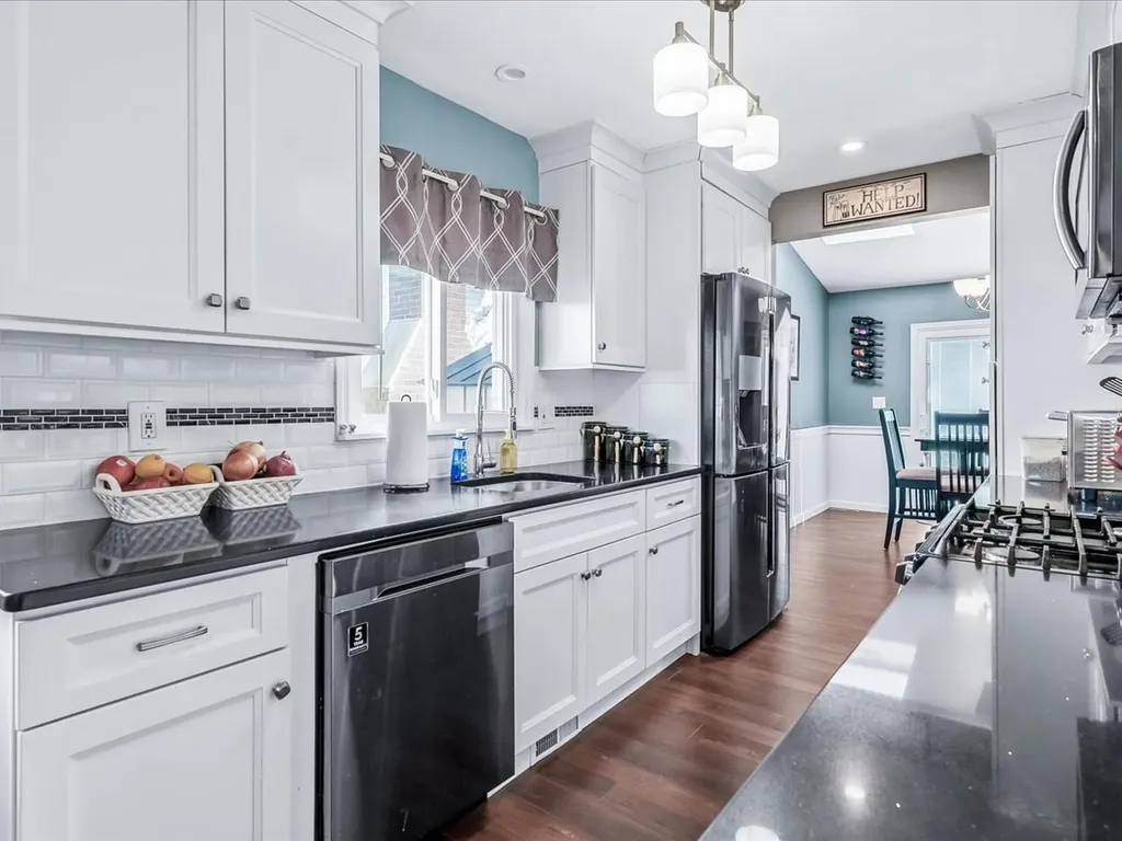 37 W Granada Avenue Lindenhurst NY 11757