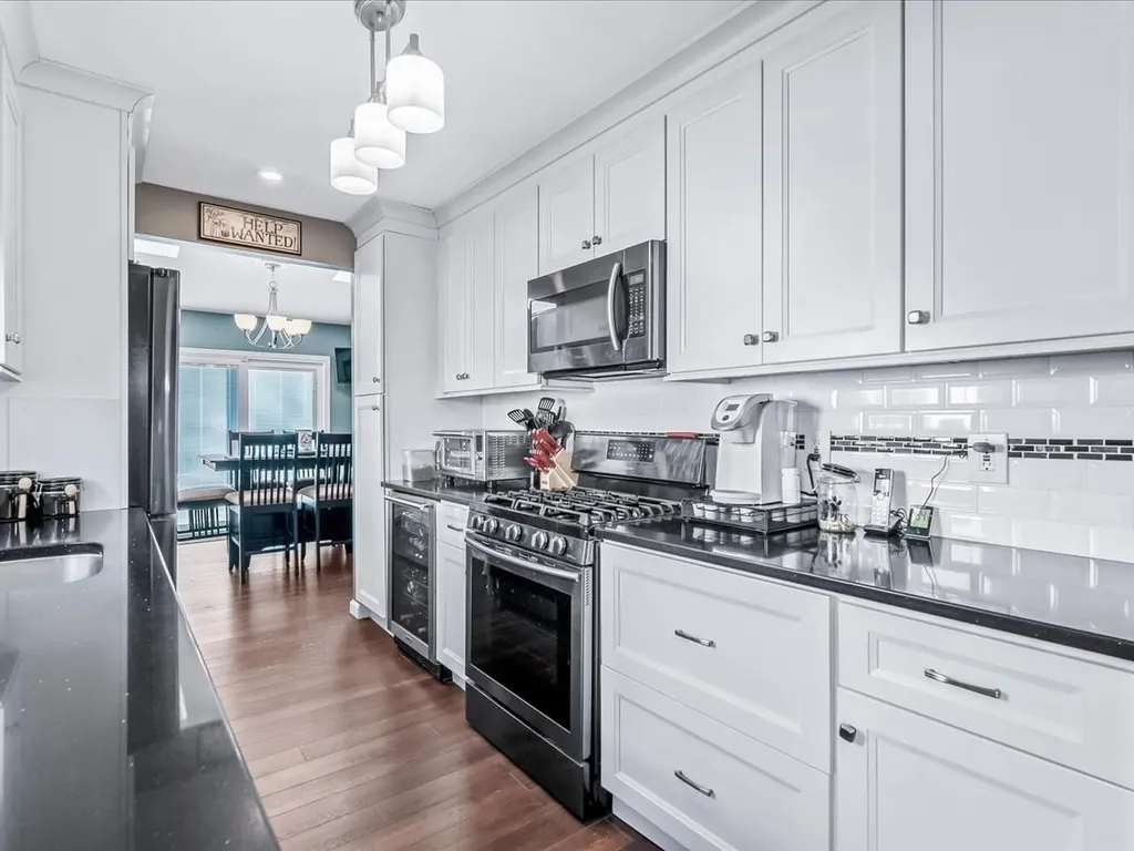 37 W Granada Avenue Lindenhurst NY 11757