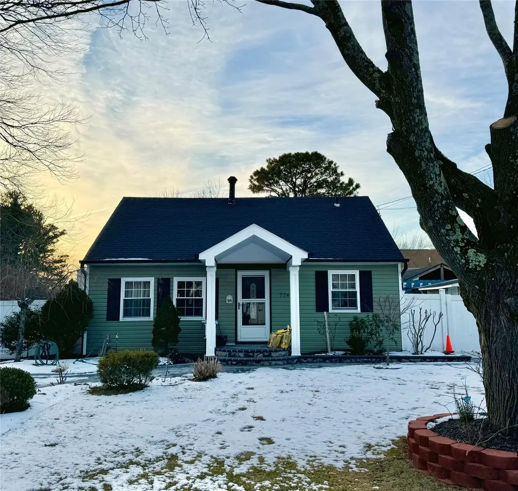724 Provost Avenue Bellport NY 11713