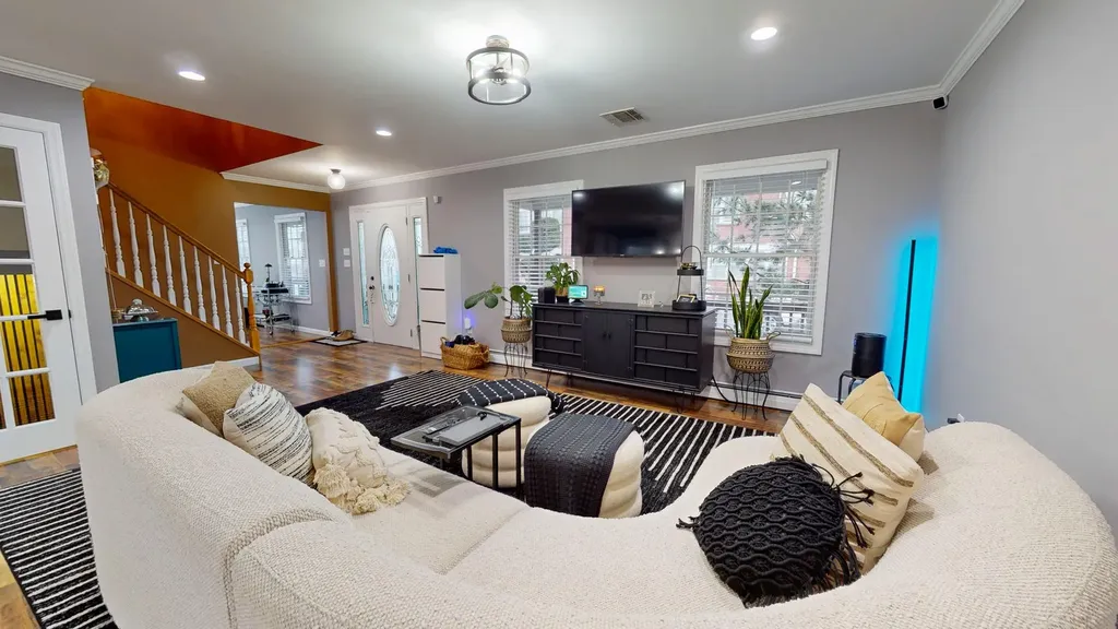 616 Pecan Street Lindenhurst NY 11757