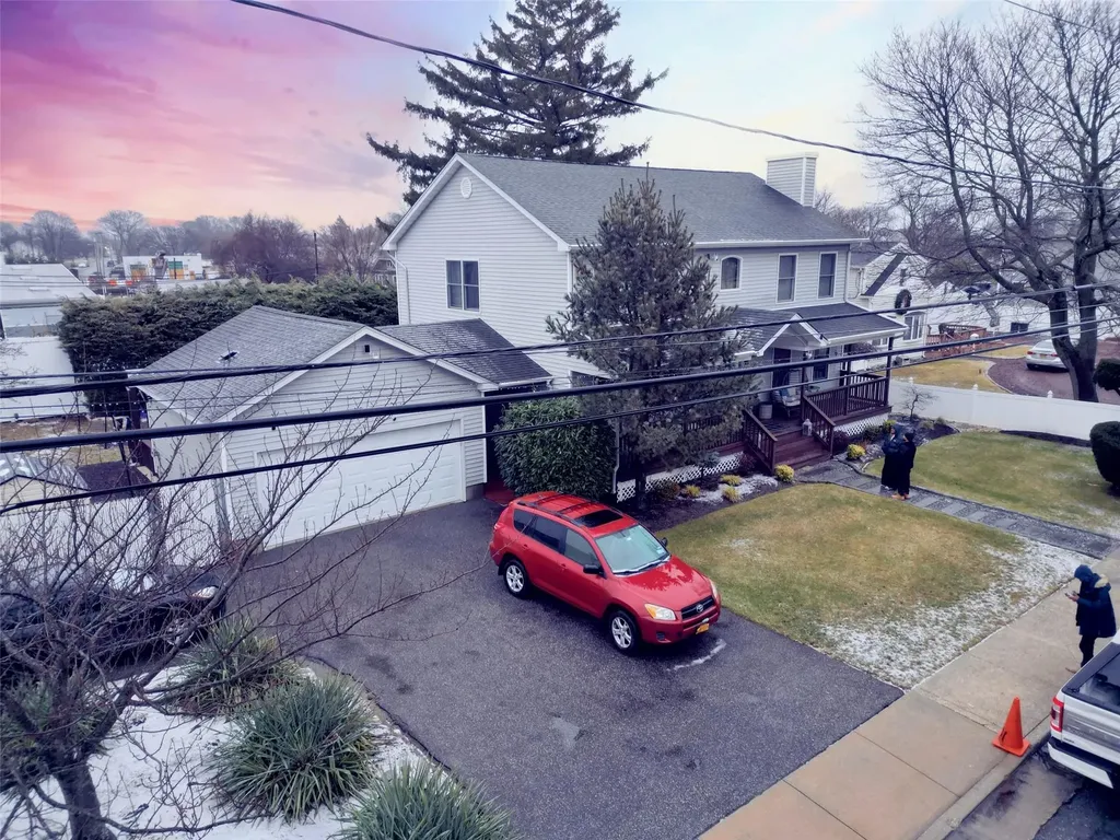 616 Pecan Street Lindenhurst NY 11757