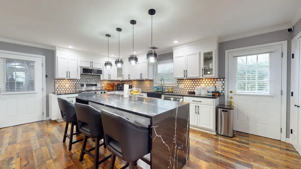 616 Pecan Street Lindenhurst NY 11757
