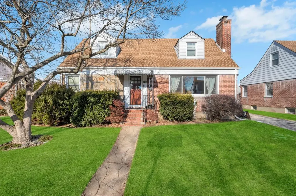 31 Meadowbrook Lane Valley Stream NY 11580