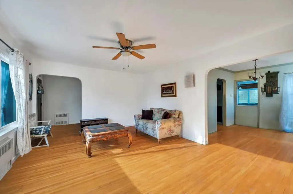 31 Meadowbrook Lane Valley Stream NY 11580