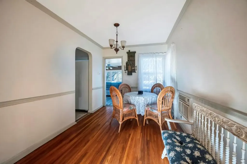 31 Meadowbrook Lane Valley Stream NY 11580