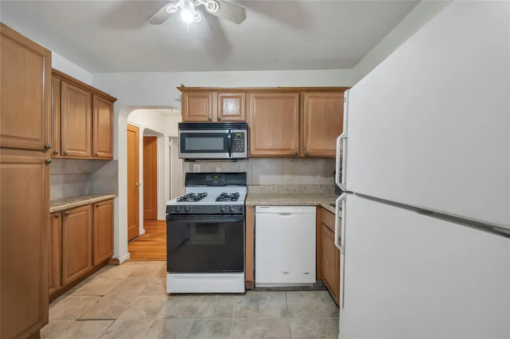 31 Meadowbrook Lane Valley Stream NY 11580