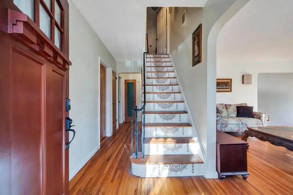 31 Meadowbrook Lane Valley Stream NY 11580