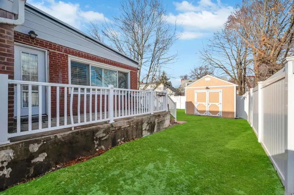 31 Meadowbrook Lane Valley Stream NY 11580