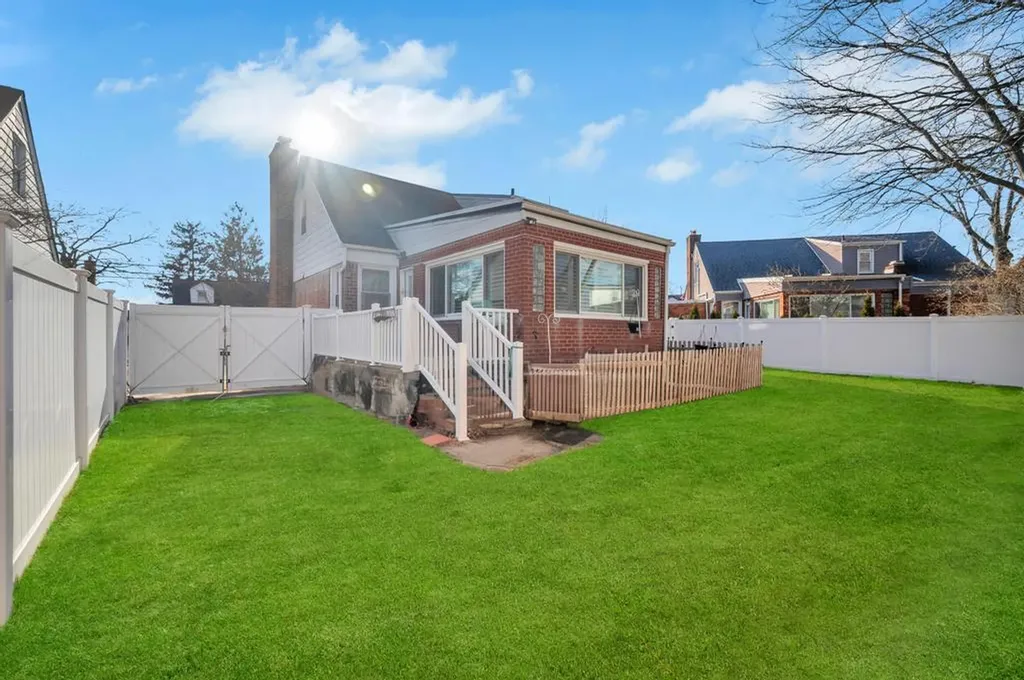 31 Meadowbrook Lane Valley Stream NY 11580