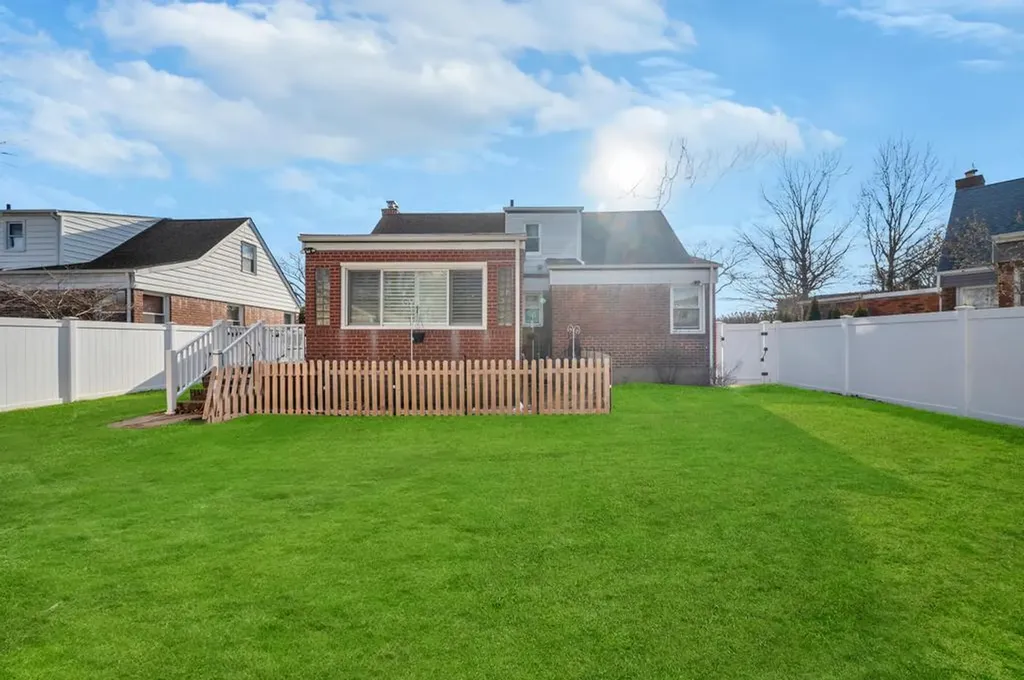 31 Meadowbrook Lane Valley Stream NY 11580