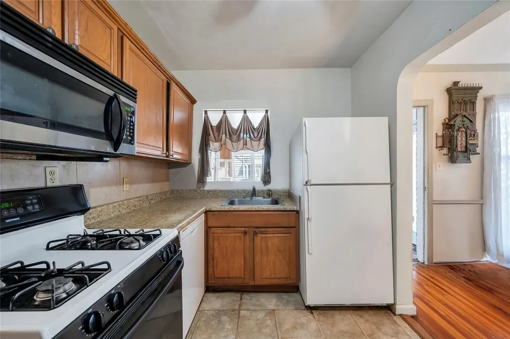 31 Meadowbrook Lane Valley Stream NY 11580
