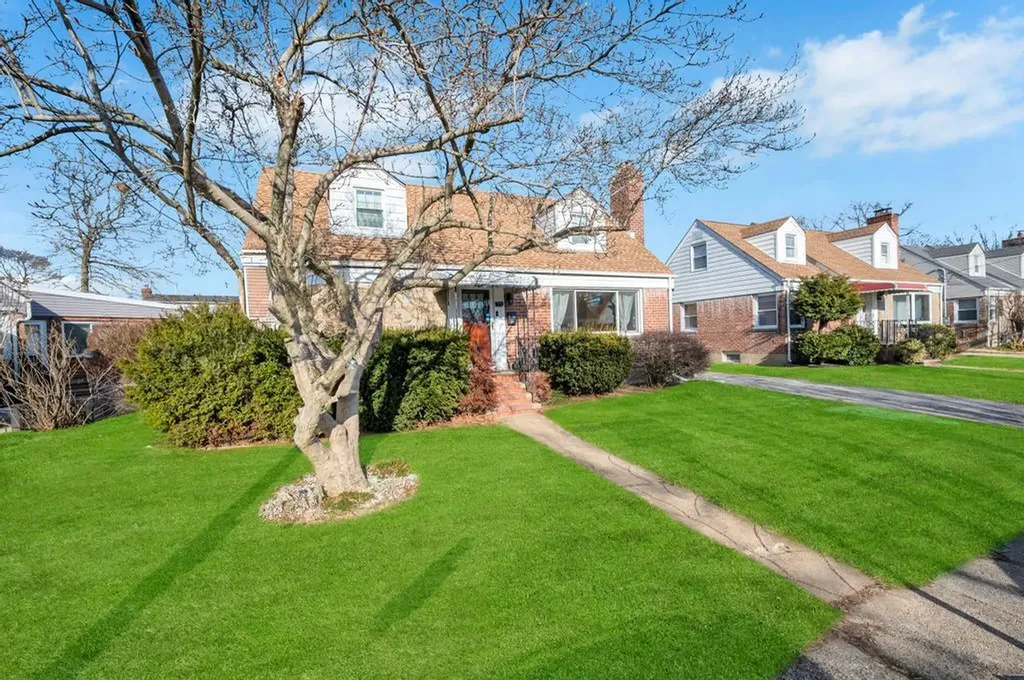 31 Meadowbrook Lane Valley Stream NY 11580