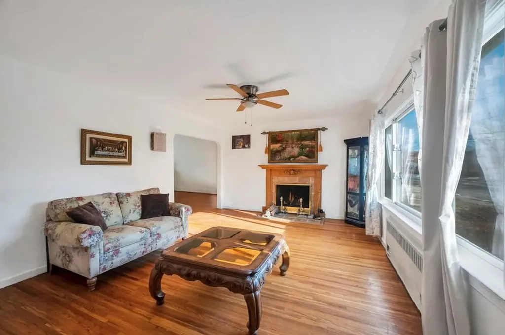 31 Meadowbrook Lane Valley Stream NY 11580