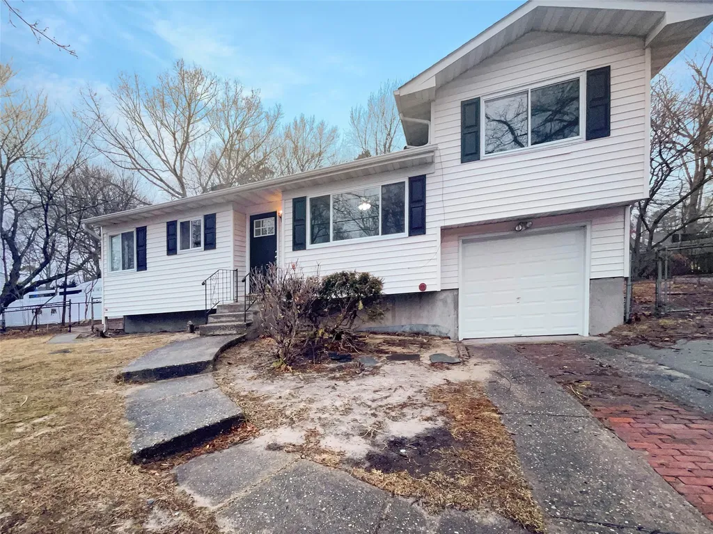 23 Halliday Brookhaven NY 11727