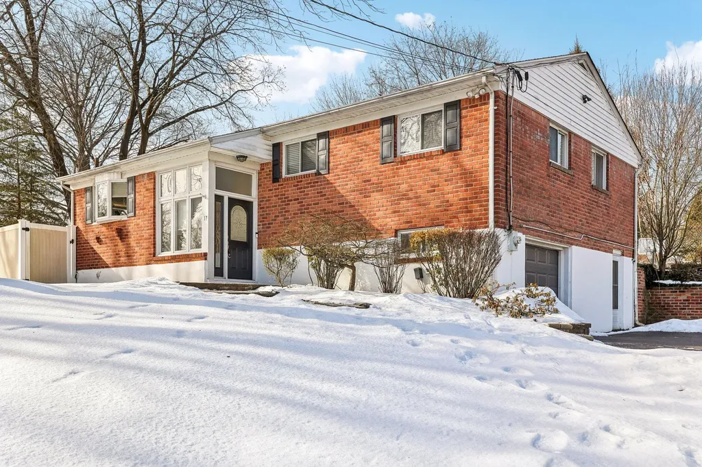 17 Silver Birch Lane Pearl River NY 10965