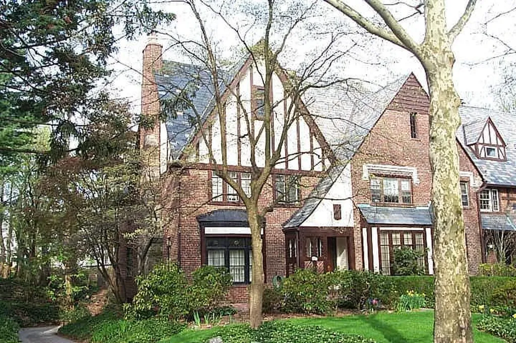57 Somerset Drive S Great Neck NY 11020