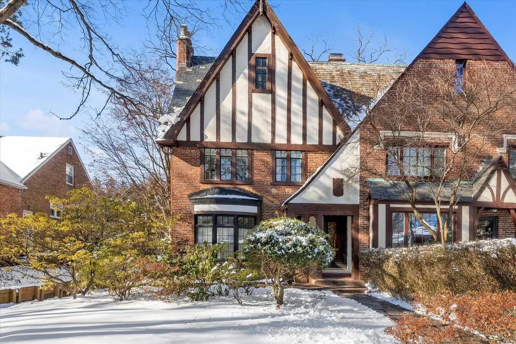 57 Somerset Drive S Great Neck NY 11020